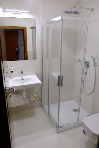 Bathroom 4, Hotel Continental, Brno