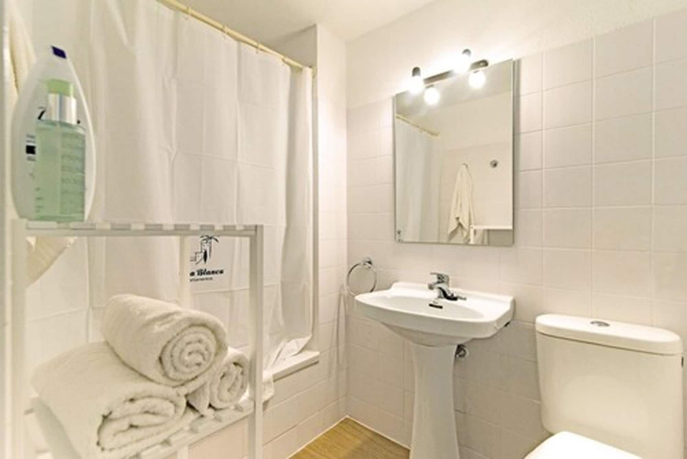 Bathroom 3, Apartamentos Cala Blanca, Baleares