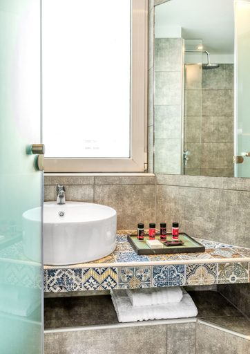 Bathroom 4, Arcade Hotel, Attica