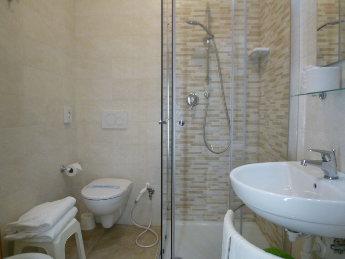 Bathroom 5, Hotel Trovatore, Venezia