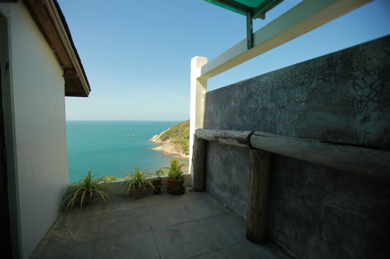 Exterior & Views 18