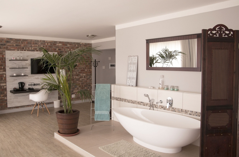 Bathroom 4, Swakopmund Plaza Hotel, Swakopmund