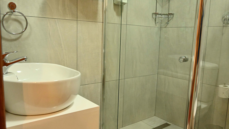 Bathroom 3, Lamor Guest House, Nkangala