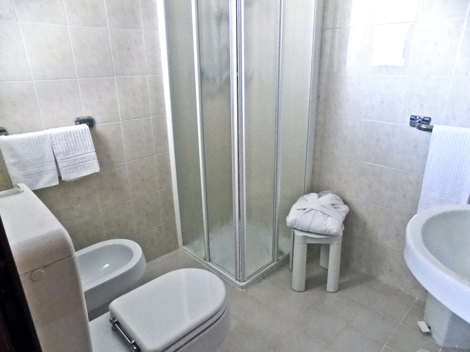 Bathroom 5, Hotel Diga, Ravenna