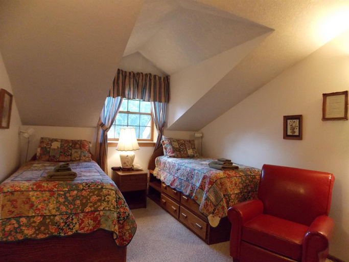 Bedroom 2, 7 Gables Inn & Suites, Fairbanks North Star