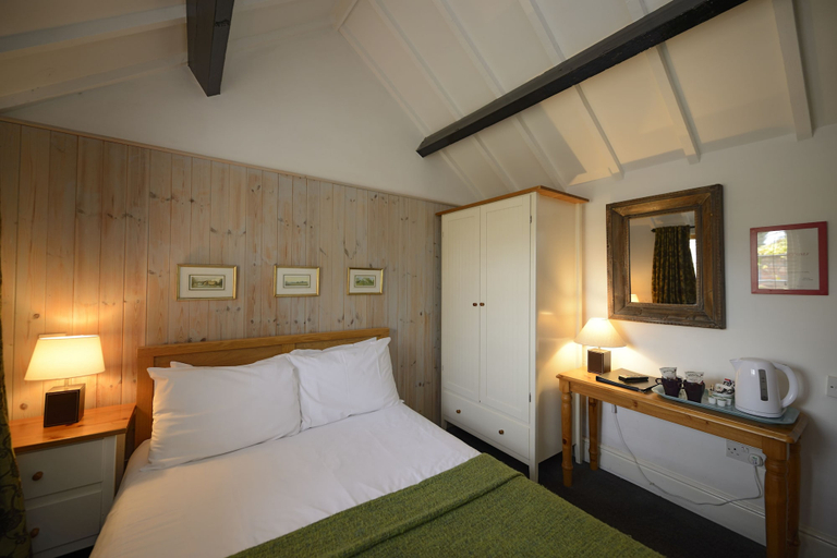 Bedroom 2, The White Lion Inn, Solihull