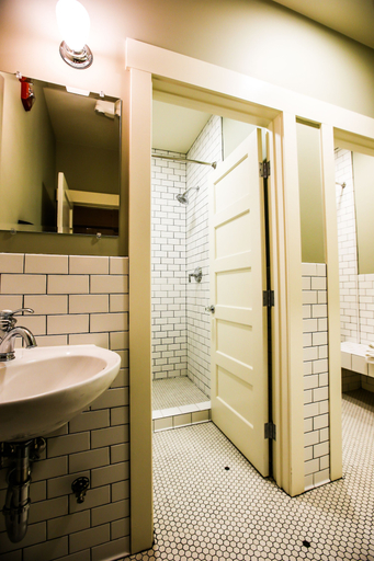 Bathroom 5, Calistoga Inn Restaurant and Brewery, Napa