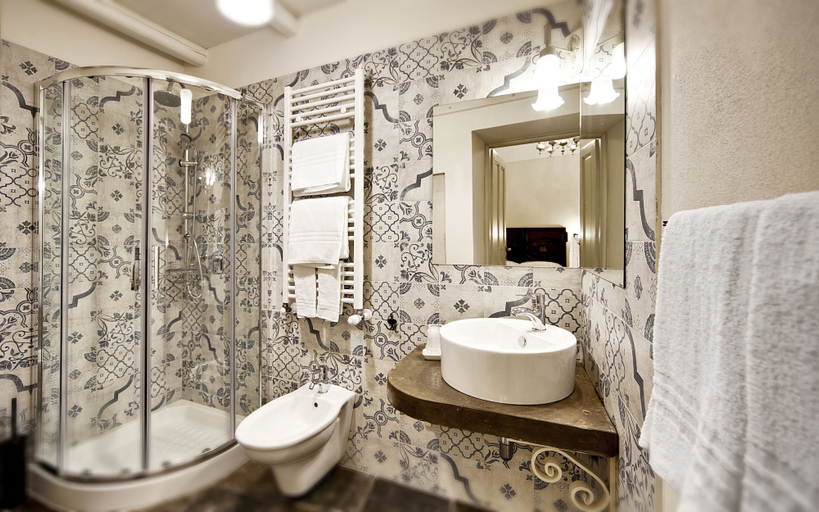 Bathroom 4, Sabbinirica, Ragusa