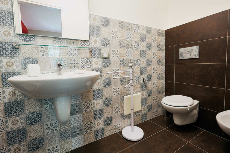 Bathroom 5, Corte dei medici - Palace, Catania