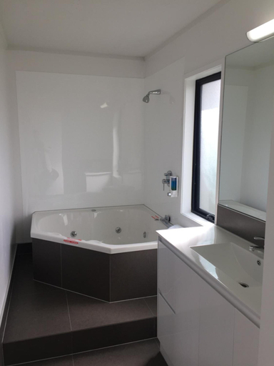 Bathroom 3, Grosvenor Motor Inn, Hamilton