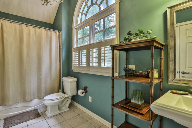 Bathroom 4, Lakeside Cloud 9, Pickens