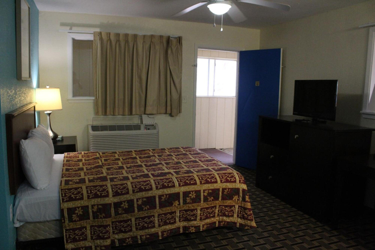 Bedroom 4, American Inn and Suites, Calhoun