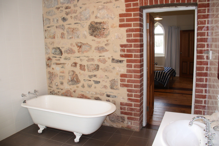 Bathroom 4, Bungaree Station, Clare and Gilbert Valleys
