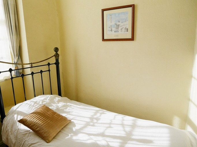 Bedroom 2, The Saracens Head Hotel, Swindon