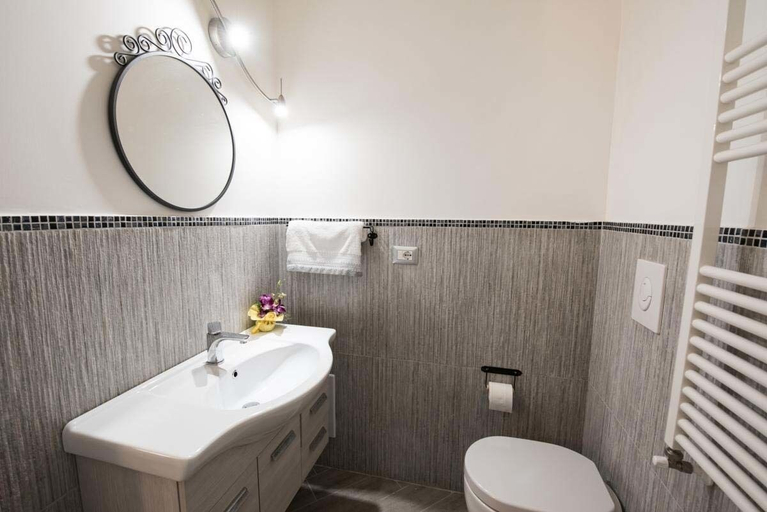 Bathroom 5, Petros rooms&apartments, Salerno