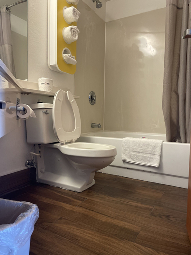 Bathroom 4, Willow Lodge Willoughby – Cleveland Mentor, Lake