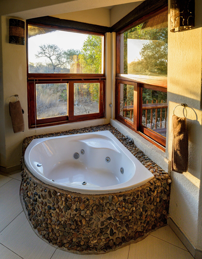 Bathroom 3, Leopard's Lair Bush Lodge, Mopani