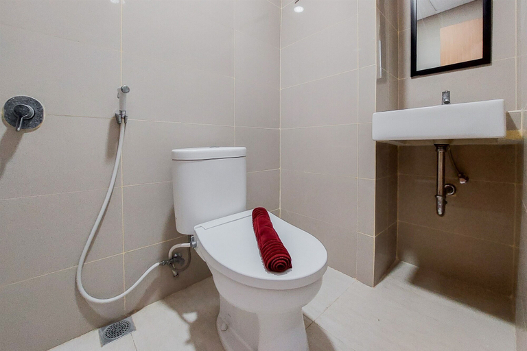 Bathroom 5, Comfort and Cozy Studio Apartment at B Residence By Travelio, South Tangerang