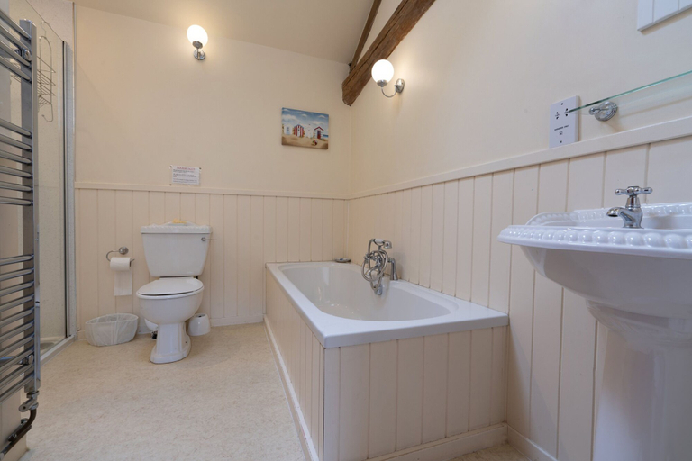 Bathroom 3, Hulmes Vale House - Sleeps 14 - Peak District, Derbyshire