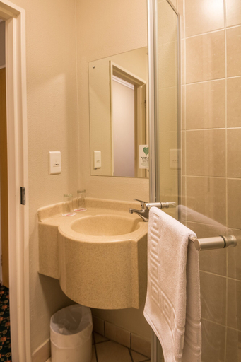 Bathroom 5, Road Lodge Mbombela, Ehlanzeni