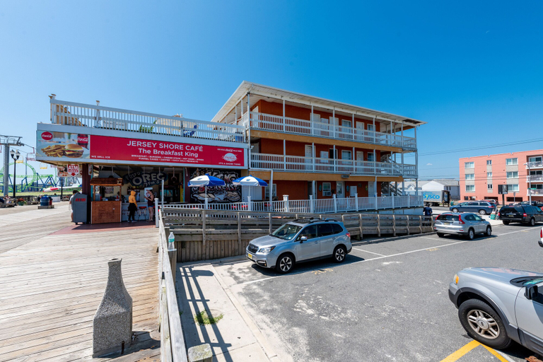 Exterior & Views 2, Boardwalk Hotel Charlee & Beach House Rentals, Ocean