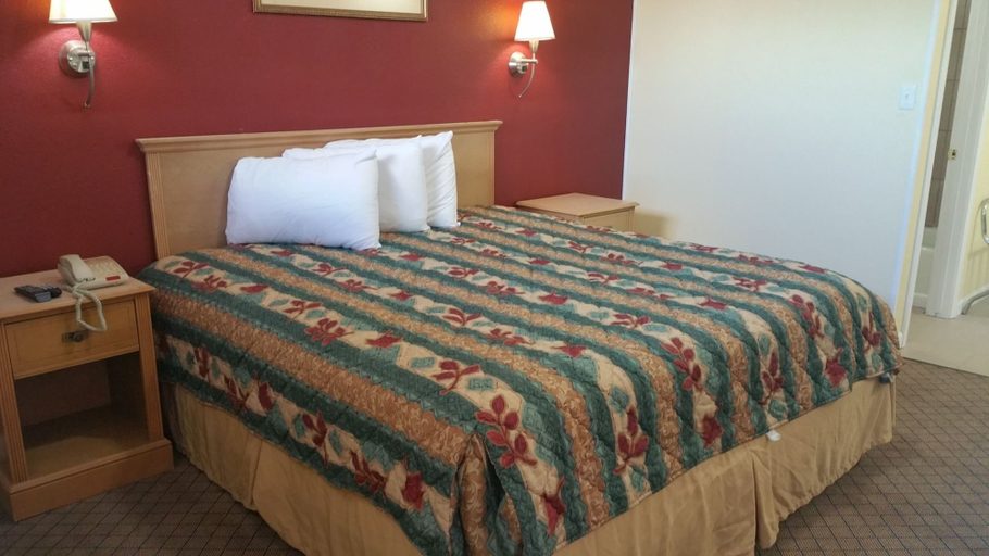 Bedroom 1, Rodeway Inn Kansas City Downtown Area, Kansas City