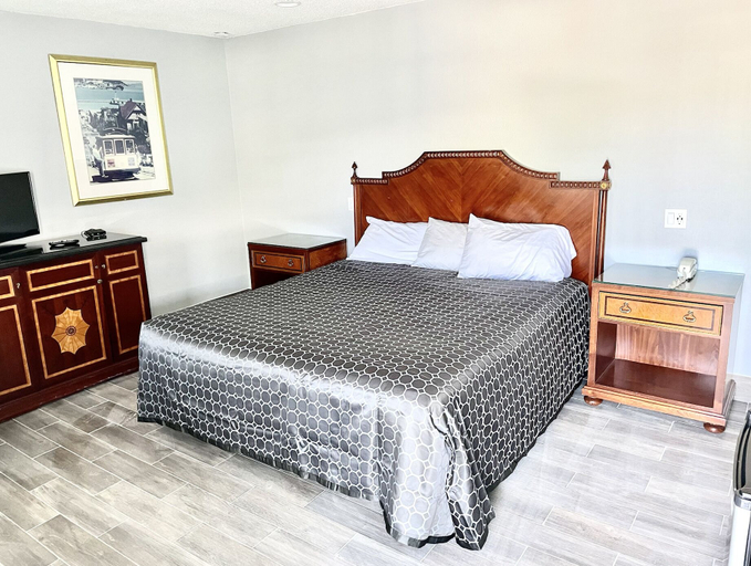 Bedroom 5, Sundial Lodge, Shasta