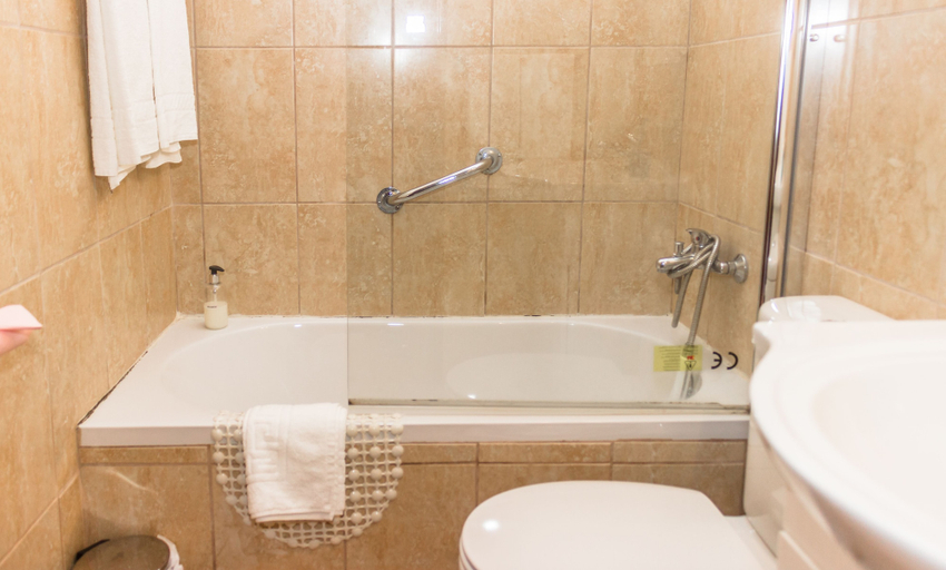 Bathroom 4, Hotel Aeromar, Faro
