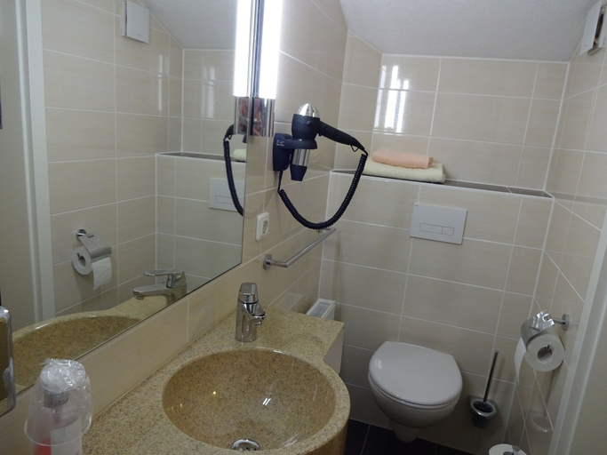 Bathroom 4, Gasthof Hotel Zum Ross, Main-Tauber-Kreis