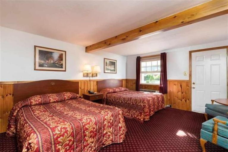 Bedroom 3, Covered Bridge Riverview Lodge, Carroll