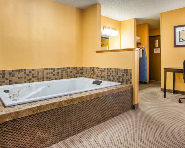 Bathroom 4, Quality Inn & Suites Kimberly - Appleton East, Outagamie
