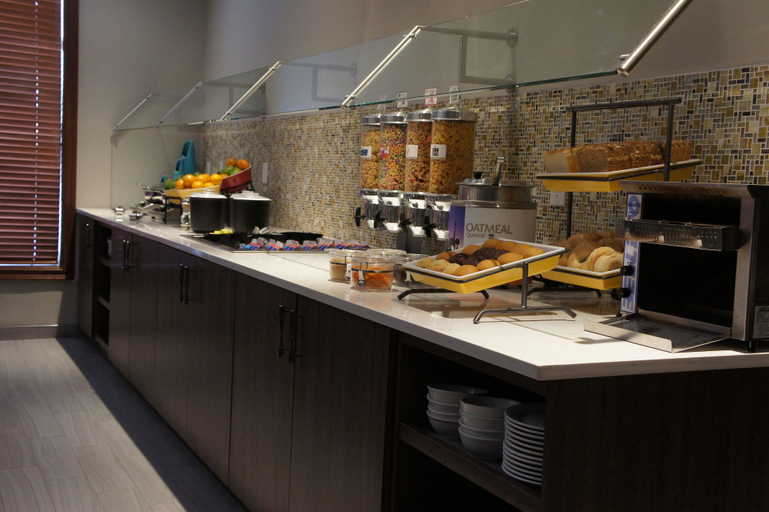 Food & Drinks 5, Residence Inn by Marriott Toronto Airport, Toronto