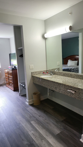 Bathroom 5, Stonewood Inn & Suites Carrollton - Smithfield, Isle of Wight