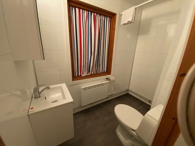 Bathroom 4, Alvaret Hotel & Hostel, Borgholm