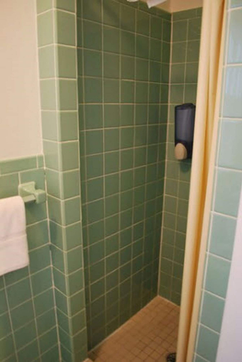 Bathroom 4, Lankford Hotel and Lodge, Worcester