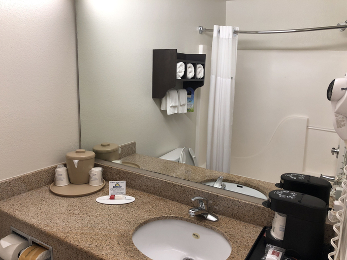 Bathroom 4, Days Inn & Suites by Wyndham Conroe North, Montgomery