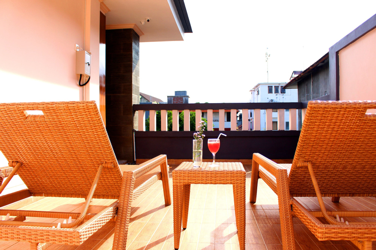 Exterior & Views 30