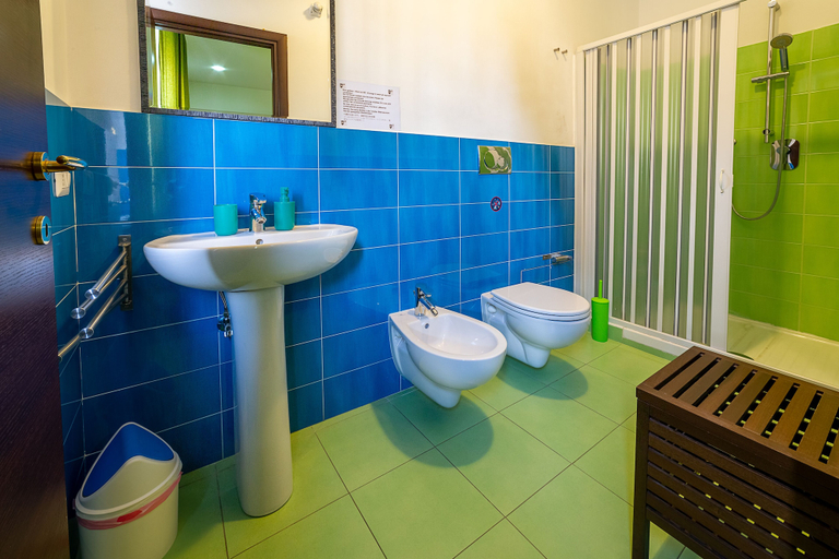 Bathroom 5, Difronte ai Musei Vaticani, Roma