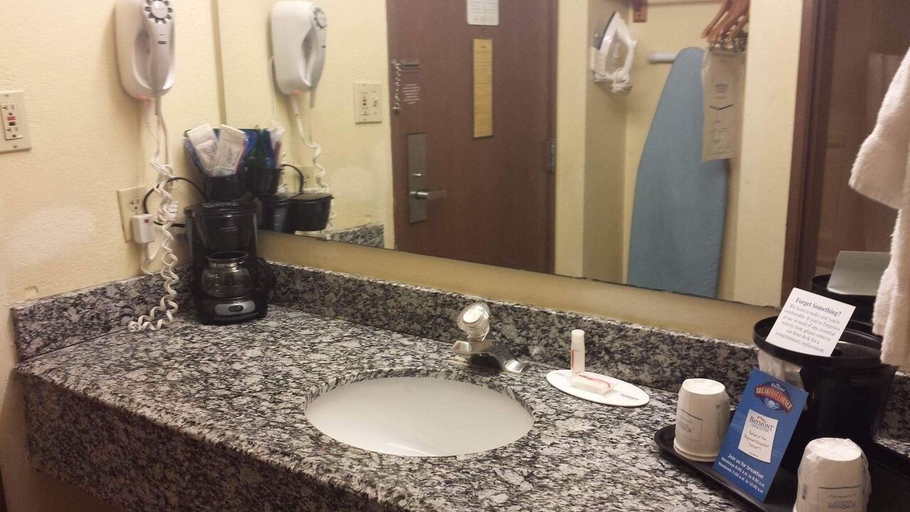 Bathroom 4, Baymont by Wyndham Paducah, McCracken