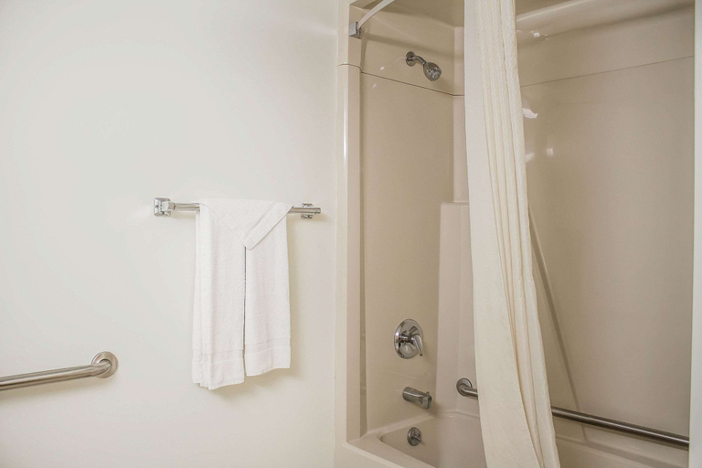 Bathroom 4, Econo Lodge Menomonie On The Bay, Lake Michigan