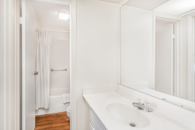 Bathroom 5, Corbin Inn, Laurel