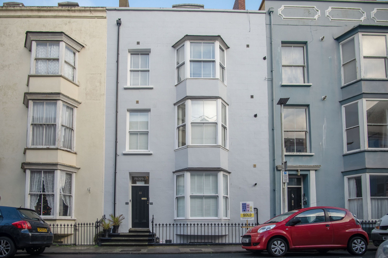 Exterior & Views 2, Skylark - 2 Bedroom Apartment - Tenby, Pembrokeshire