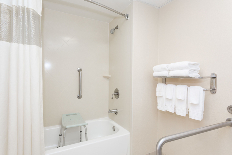 Bathroom 5, Days Inn by Wyndham Statesboro, Bulloch