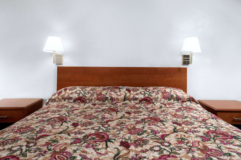 Bedroom 4, Knights Inn Pittston, Luzerne