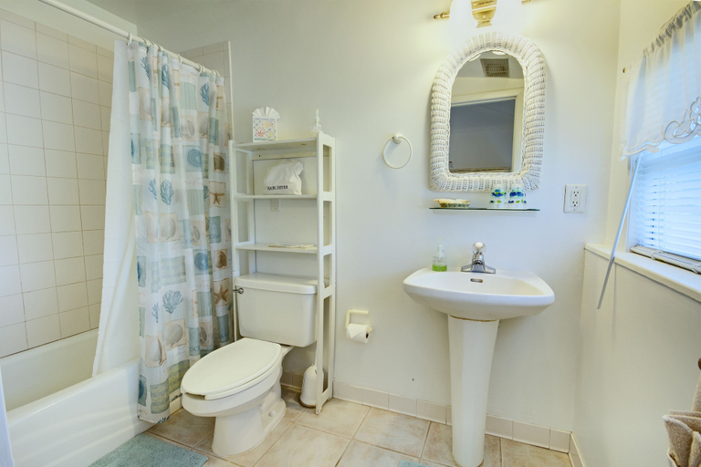 Bathroom 3, Beachfront Bed & Breakfast, Saint Johns