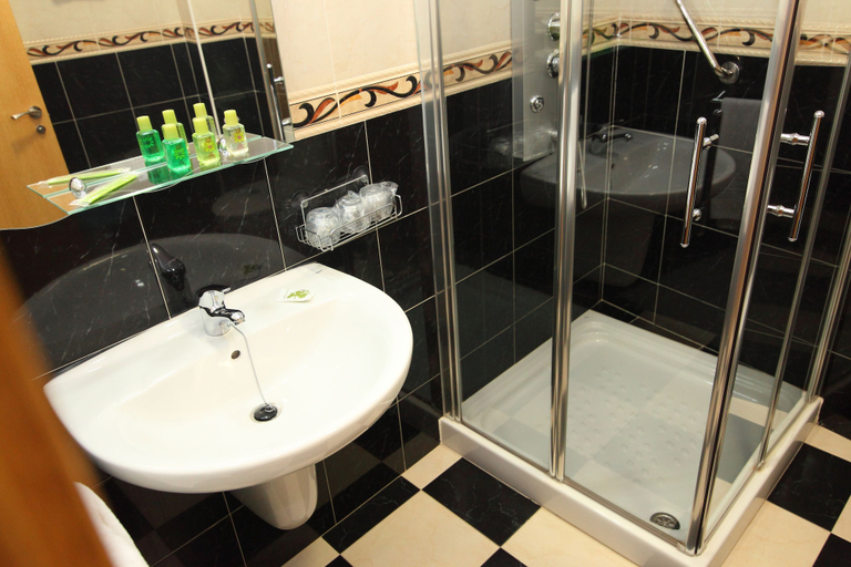 Bathroom 4, Hostal Campo Real Bed & Breakfast, Madrid