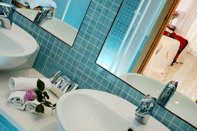 Bathroom 5, Hotel Ulisse, Napoli