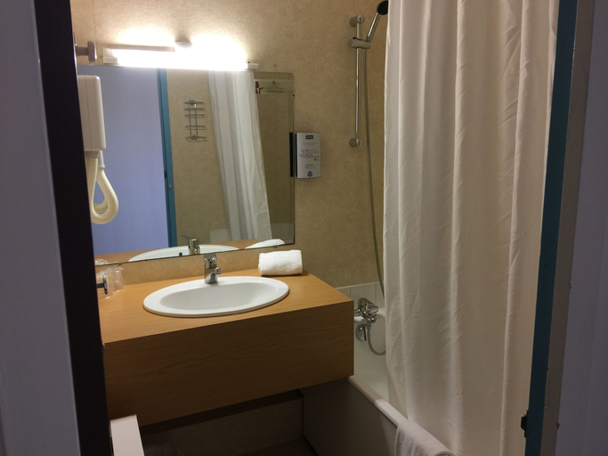 Bathroom 5, Kyriad Laon, Aisne