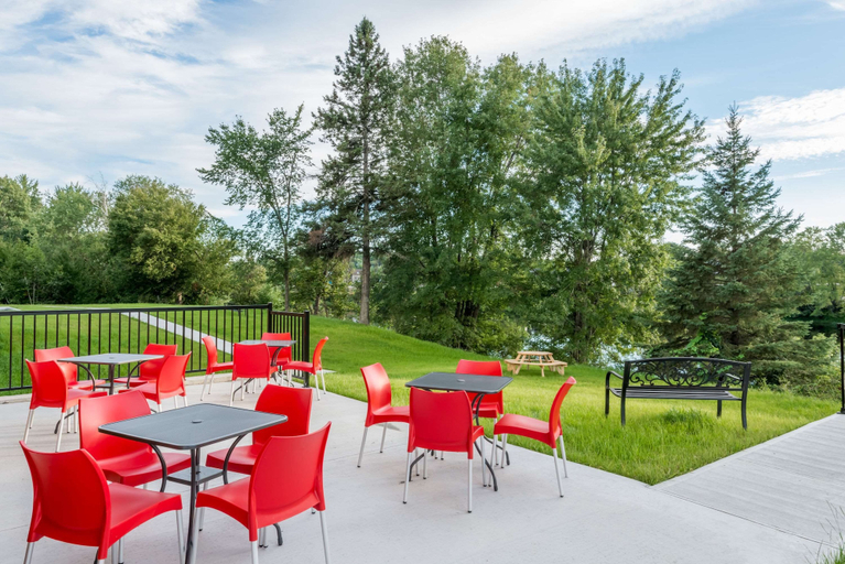 Food & Drinks 5, Super 8 by Wyndham Mont Laurier, Antoine-Labelle