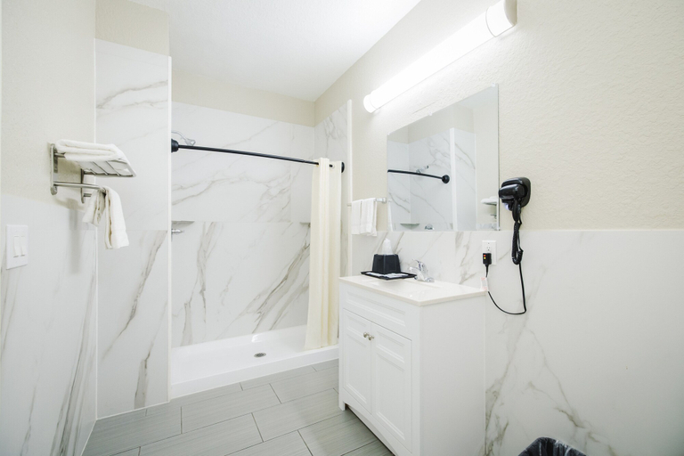 Bathroom 5, Winchester Inn & Suites Humble/IAH/North Houston, Houston